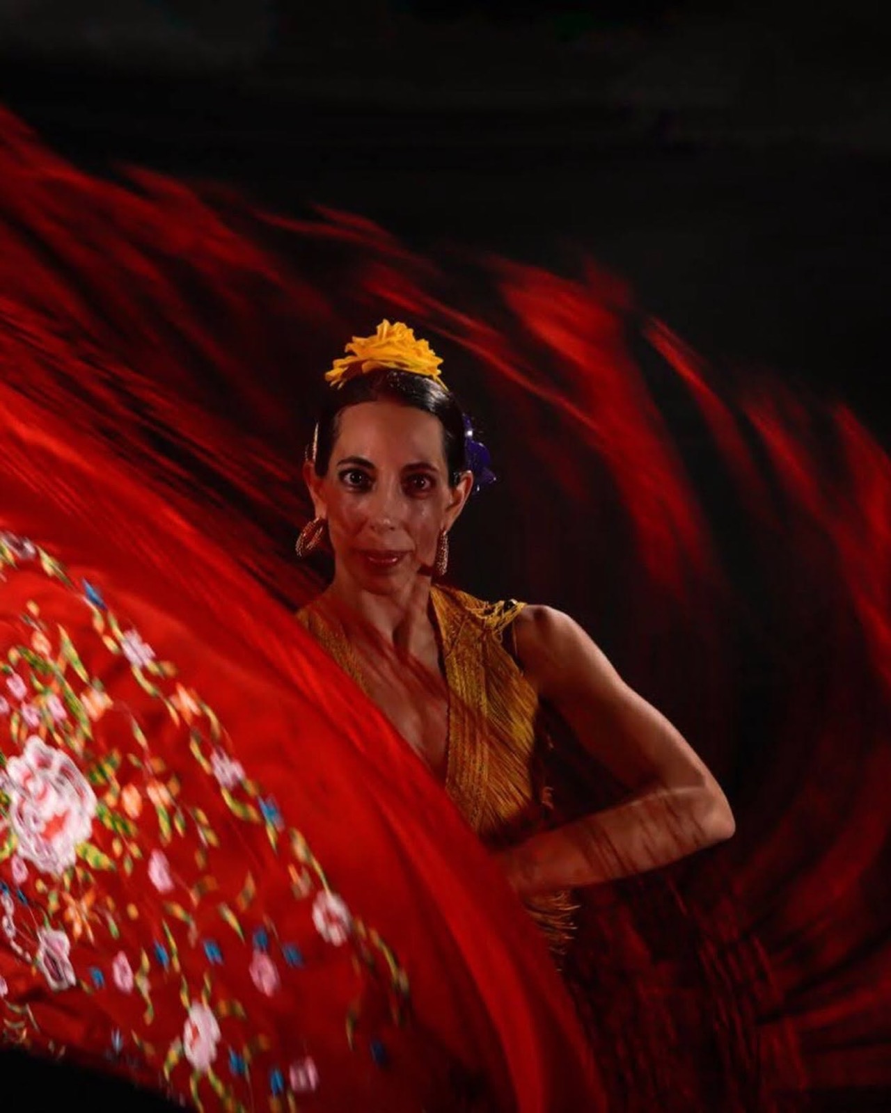 Bailaora de flamenco con mantón rojo en El Tablao Flamenco, San José